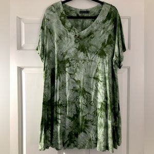 Monnuro, Short sleeve, Green Tie-Dye Swing Tunic w/ vneck and button detail, 4X.